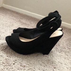 Nine West black velvet wedges
